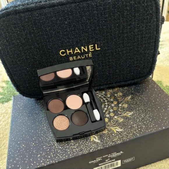 CHANEL Other - 💙💙CHANEL Eyeshadow and make up bag set 💙💙